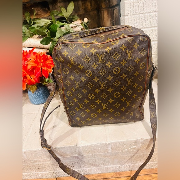 Authentic Louis Vuitton Monogram VTG messenger bag - Picture 2 of 14